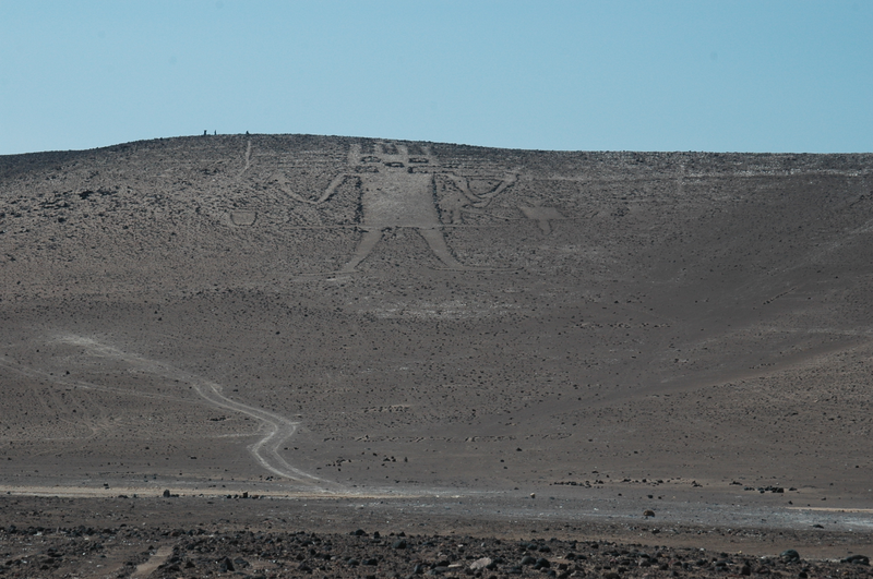 Illustration for article titled Is the Dakar Rally destroying the incredible geoglyphs of Chile?